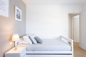 Łóżko lub łóżka w pokoju w obiekcie Home2Book Comfy Beachfront Radazul