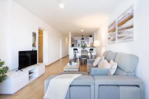 Telewizja i/lub zestaw kina domowego w obiekcie Home2Book Comfy Beachfront Radazul
