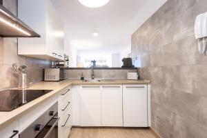 Kuchnia lub aneks kuchenny w obiekcie Home2Book Comfy Beachfront Radazul