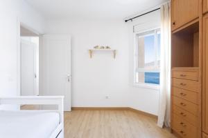 Łóżko lub łóżka w pokoju w obiekcie Home2Book Comfy Beachfront Radazul