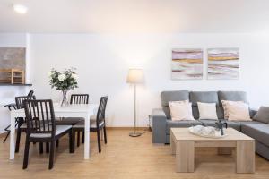 Część wypoczynkowa w obiekcie Home2Book Comfy Beachfront Radazul