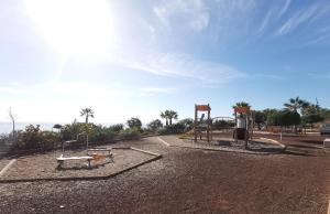 Plac zabaw dla dzieci w obiekcie Home2Book Comfy Beachfront Radazul
