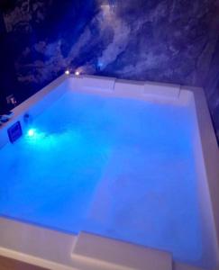 een groot bad met blauwe verlichting in een kamer bij Giardino sul Lago con vasca Idromassaggio Jacuzzi in Castel Gandolfo