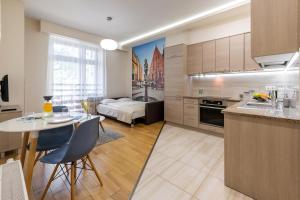 Kuchyň nebo kuchyňský kout v ubytování Królewska Apartments