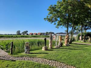 Midden-EierlandPrivate Logies Texel Woodart的一群坐在草地上的雕像
