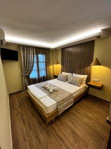 um quarto com uma cama grande e uma janela em Thassos Inn em Panagia