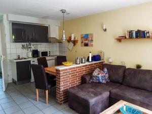 ein Wohnzimmer mit einem Sofa und einem Tisch in der Küche in der Unterkunft Holiday Home Tossens-4 by Interhome in Tossens