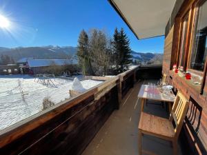 balkon ze stołem i widokiem na śnieg w obiekcie Apartment Roggenboden-1 by Interhome w mieście Oberau
