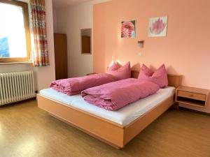 Łóżko lub łóżka w pokoju w obiekcie Apartment Roggenboden-1 by Interhome