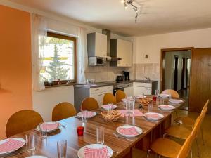 kuchnia z długim drewnianym stołem z krzesłami w obiekcie Apartment Roggenboden-1 by Interhome w mieście Oberau