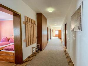 korytarzem pokoju z łóżkiem i korytarzem w obiekcie Apartment Roggenboden-1 by Interhome w mieście Oberau +37 zdjęć
