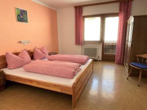Łóżko lub łóżka w pokoju w obiekcie Apartment Roggenboden-1 by Interhome