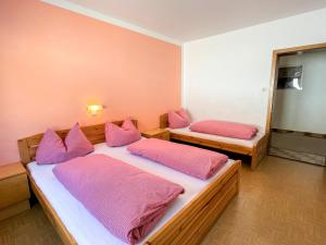 Łóżko lub łóżka w pokoju w obiekcie Apartment Roggenboden-1 by Interhome