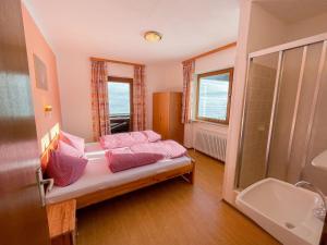 Łóżko lub łóżka w pokoju w obiekcie Apartment Roggenboden-1 by Interhome