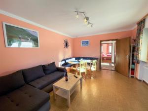 Część wypoczynkowa w obiekcie Apartment Roggenboden-1 by Interhome