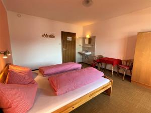 Łóżko lub łóżka w pokoju w obiekcie Apartment Roggenboden-1 by Interhome