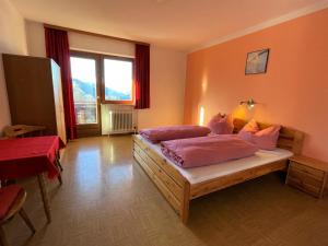 Łóżko lub łóżka w pokoju w obiekcie Apartment Roggenboden-1 by Interhome