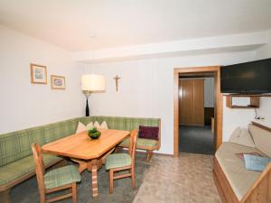 salon ze stołem i kanapą w obiekcie Apartment Kohler by Interhome w mieście Fügen