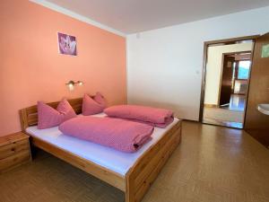 Łóżko lub łóżka w pokoju w obiekcie Apartment Roggenboden-1 by Interhome