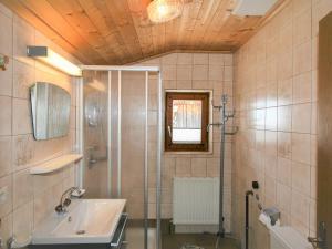 Kúpeľňa v ubytovaní Holiday Home Hexenhäusl by Interhome