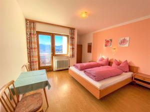 Łóżko lub łóżka w pokoju w obiekcie Apartment Roggenboden-1 by Interhome