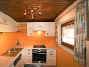Kuchyňa alebo kuchynka v ubytovaní Holiday Home Hexenhäusl by Interhome