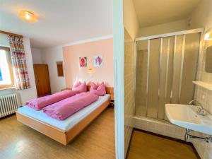 Łóżko lub łóżka w pokoju w obiekcie Apartment Roggenboden-1 by Interhome