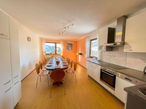 Kuchnia lub aneks kuchenny w obiekcie Apartment Roggenboden-1 by Interhome