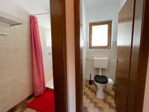 Łazienka w obiekcie Apartment Roggenboden-1 by Interhome