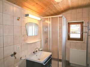 Kúpeľňa v ubytovaní Holiday Home Hexenhäusl by Interhome
