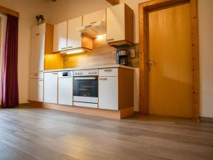 Kuchyňa alebo kuchynka v ubytovaní Apartment Erna by Interhome