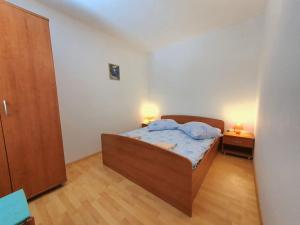 una camera con un letto e due comodini e una porta di Apartment Buda - HVR215 by Interhome a Basina
