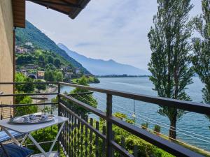 balkon ze stołem i widokiem na wodę w obiekcie Apartment Punto Lago by Interhome w mieście Verceia