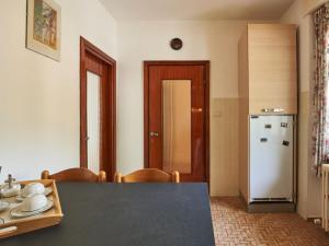 jadalnia ze stołem i lodówką w obiekcie Apartment Punto Lago by Interhome w mieście Verceia