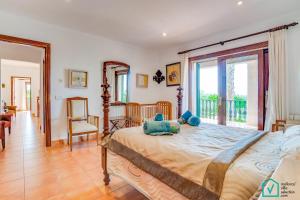 Postel nebo postele na pokoji v ubytování Finca SIONA Alcudia by Mallorca Villa Selection + 37 fotografií
