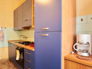 Ett kök eller pentry på Apartment Banca by Interhome