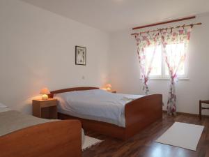 Postel nebo postele na pokoji v ubytování Apartment Dora - RAB140 by Interhome