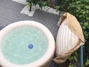 uma banheira ao lado de uma banheira em Holiday Home Orizzonte by Interhome em Marina dʼAndora