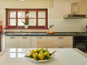 uma taça de fruta numa mesa numa cozinha em Apartment Serena - LMZ180 by Interhome em Riva