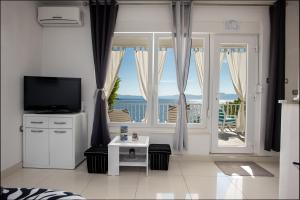 TV a/nebo společenská místnost v ubytování Apartments Viky