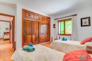 Postel nebo postele na pokoji v ubytování Finca SIONA Alcudia by Mallorca Villa Selection