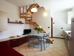 Pianello Del LarioにあるHoliday Home Alex by Interhomeのキッチン、ダイニングルーム(テーブル、椅子付)