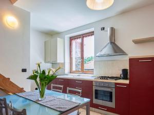 A cozinha ou kitchenette de Holiday Home Alex by Interhome