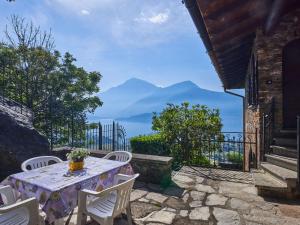 un tavolo con sedie e vista sulle montagne di Holiday Home Villa Bellavista-3 by Interhome a Stazzona