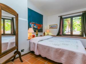 מיטה או מיטות בחדר ב-Holiday Home Bardeggiano - Caterina 6 by Interhome