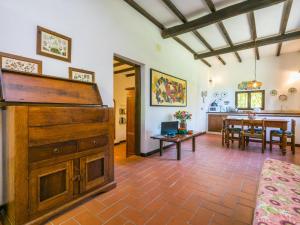 salon z pianinem i jadalnią w obiekcie Holiday Home Bardeggiano - Caterina 8 - COL243 by Interhome w mieście Belvedere +37 zdjęć