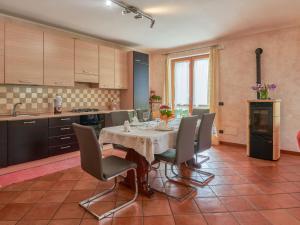 kuchnia ze stołem i krzesłami w pokoju w obiekcie Holiday Home Gigliola - CCO390 by Interhome w mieście Colico