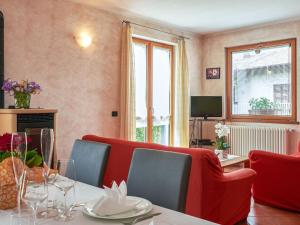 jadalnia ze stołem i czerwonymi krzesłami w obiekcie Holiday Home Gigliola - CCO390 by Interhome w mieście Colico