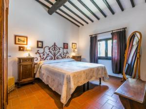 Un dormitorio con una cama grande y una ventana en Apartment Bardeggiano - Caterina 1 by Interhome en Belvedere