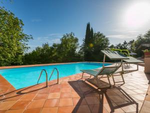 The swimming pool at or close to Apartment Bardeggiano - Caterina 2 - COL245 by Interhome